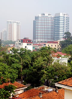 Hanoi office rental fees decreased by 3.6 percent in the first quarter of 2010 over the fourth quarter of 2009 to $27 per square meter. (File photo) Hanoi office rental fees decreased by 3.6 percent in the first quarter of 2010 over the fourth quarter of 2009 to $27 per square meter. (File photo)